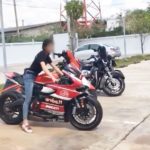 ดราม่าสนั่น! สาวน้อยวัย 15 ขี่ดูคาติ ออกทริปกับพ่อ บิดเกือบ 200 (คลิป)