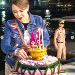 "ทูลกระหม่อม" ทรงลอยพระประทีป ณ ท่าราชวรดิฐ