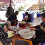 ญาติ น้องจุ๋ม นุสรา เตรียมทำอาหาร ต้อนรับแขกร่วมพิธีรดน้ำศพเย็นนี้