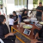 ญาติ น้องจุ๋ม นุสรา เตรียมทำอาหาร ต้อนรับแขกร่วมพิธีรดน้ำศพเย็นนี้