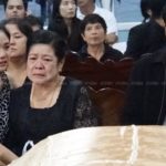 ศพ จุ๋ม นุสรา - กวีพร ทีมสตาฟเจ้าสัว ถึงไทย แม่สะเทือนใจร้องไห้ตลอดเวลา