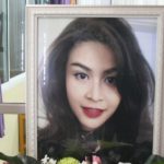ศพ จุ๋ม นุสรา - กวีพร ทีมสตาฟเจ้าสัว ถึงไทย แม่สะเทือนใจร้องไห้ตลอดเวลา