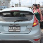 พริตตี้สาว เจ็บ! ชนสนั่น 3 คันรวด เบรกไม่ทันรถพังยับ