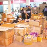 บุกจับคาบ้าน3หัวโจก! โคตรแสบยัดเยียดส่งพัสดุเก็บปลายทาง 3 เดือนรวย15ล้าน