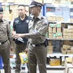 บุกจับคาบ้าน3หัวโจก! โคตรแสบยัดเยียดส่งพัสดุเก็บปลายทาง 3 เดือนรวย15ล้าน