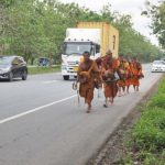 พระสงฆ์ 6 รูป เดินเท้าจากพัทลุง ไปปฏิบัติธรรมที่อินเดีย เผยไม่ขอรับปัจจัย