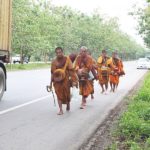 พระสงฆ์ 6 รูป เดินเท้าจากพัทลุง ไปปฏิบัติธรรมที่อินเดีย เผยไม่ขอรับปัจจัย