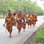 พระสงฆ์ 6 รูป เดินเท้าจากพัทลุง ไปปฏิบัติธรรมที่อินเดีย เผยไม่ขอรับปัจจัย
