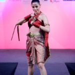 งดงาม! "นิโคลีน" อวดชุดไทยดุสิต-นุ่งตะเบงมาน เตรียมชิง "มิสเวิลด์2018"