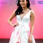 งดงาม! "นิโคลีน" อวดชุดไทยดุสิต-นุ่งตะเบงมาน เตรียมชิง "มิสเวิลด์2018"