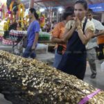 ยิ่งดึกยิ่งล้นวัด! ตาดี มีวาสนา พามีเงิน ทั่วทุกสารทิศแห่ขอโชคเจ้าแม่ตะเคียนทอง(คลิป)