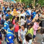 วัดแทบแตก! ‘เศรษฐีเมืองชล’ ทอดกฐิน โปรยทาน เงินล้าน แจกทั้งเงิน-แหวนทอง