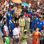 วัดแทบแตก! ‘เศรษฐีเมืองชล’ ทอดกฐิน โปรยทาน เงินล้าน แจกทั้งเงิน-แหวนทอง