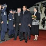 ลุงตู่ ถึงเยอรมัน คนไทยแห่รับ ชี้เชียร์ตลอด นายกโว "ประเทศกำลังเดินหน้าดีหมด"