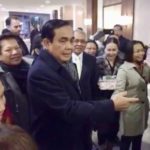 ลุงตู่ ถึงเยอรมัน คนไทยแห่รับ ชี้เชียร์ตลอด นายกโว "ประเทศกำลังเดินหน้าดีหมด"