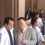 แรง! 'พ่อมดดำ' ถามลั่นลูกรัก จะฟังใคร? ระหว่างพ่อ กับ โอ๊ค พานทองแท้?