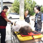 สาวออฟฟิศย่านปทุมฯ ขับรถออกจากหอได้ 20 เมตร รถพุ่งลงคลองดับ