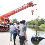 สาวออฟฟิศย่านปทุมฯ ขับรถออกจากหอได้ 20 เมตร รถพุ่งลงคลองดับ