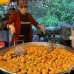 สุดปีติ! เผยภาพชุด ทูลกระหม่อมฯ ทรงช่วยแม่ค้า ทอดทอดมัน กลางตลาดนัด