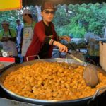 สุดปีติ! เผยภาพชุด ทูลกระหม่อมฯ ทรงช่วยแม่ค้า ทอดทอดมัน กลางตลาดนัด