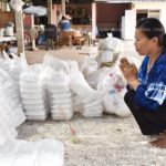 สงสารชาวนา! กำจัดทิ้ง ข้าวหมื่นกล่อง บูดเน่า จุดธูปขมา'พระแม่โพสพ'