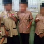 ครูใหญ่บังคับนร.ประถม "สูบบุหรี่" หลังพบแอบจับกลุ่มสูบ อ้างลงโทษให้เข็ด