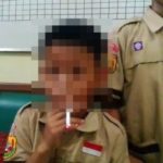 ครูใหญ่บังคับนร.ประถม "สูบบุหรี่" หลังพบแอบจับกลุ่มสูบ อ้างลงโทษให้เข็ด