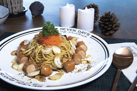 เซเว่นเดย์ คาเฟ่ แอนด์ เบรคเอ้าท์ อาหารจานเดียว-เครื่องดื่มสุดชิก