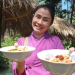 ที่เช็กอินใหม่! นักท่องเที่ยวร่วมพันแห่ซัด ก๋วยเตี๋ยวห้อยขา 5 บาท นั่งริมน้ำสุดชิล