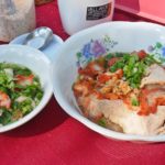 ที่เช็กอินใหม่! นักท่องเที่ยวร่วมพันแห่ซัด ก๋วยเตี๋ยวห้อยขา 5 บาท นั่งริมน้ำสุดชิล