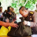 สมเด็จพระเจ้าอยู่หัว พระราชทานสิ่งของ เยี่ยมผู้สูงอายุและป่วยติดเตียง ที่ทับสะแก