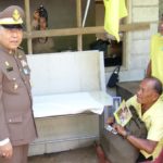 สมเด็จพระเจ้าอยู่หัว พระราชทานสิ่งของ เยี่ยมผู้สูงอายุและป่วยติดเตียง ที่ทับสะแก