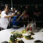 ฮือฮา! งูเขียวมาตามนัด ม้วนเป็นเลข โผล่หน้ากระจกรูปปั้นเจ้าแม่ตะเคียน