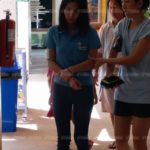 สิบโท โฉดควงปืน บุกฉุดสาวขึ้นรถ ไม่แคร์สายตาเด็กน้อย สาวดิ้นสู้โดนยิงสาหัส