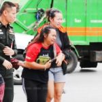 แม่ร่ำไห้ เรียกวิญญาณน้องพร้อมทรัพย์ ถูกรถบัสทหารทับดับ กลับบ้านเกิด