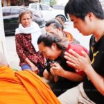 แม่ร่ำไห้ เรียกวิญญาณน้องพร้อมทรัพย์ ถูกรถบัสทหารทับดับ กลับบ้านเกิด