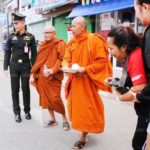 แม่ร่ำไห้ เรียกวิญญาณน้องพร้อมทรัพย์ ถูกรถบัสทหารทับดับ กลับบ้านเกิด