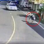 ขับยังไง! สาวเดินในชุมชน ถูกกระบะ พุ่งชนร่างลอย คนขับหนีไป ไม่เหลียวแล (มีคลิป)
