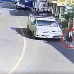 ขับยังไง! สาวเดินในชุมชน ถูกกระบะ พุ่งชนร่างลอย คนขับหนีไป ไม่เหลียวแล (มีคลิป)