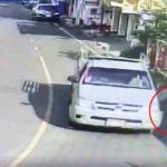 ขับยังไง! สาวเดินในชุมชน ถูกกระบะ พุ่งชนร่างลอย คนขับหนีไป ไม่เหลียวแล (มีคลิป)