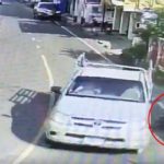 ขับยังไง! สาวเดินในชุมชน ถูกกระบะ พุ่งชนร่างลอย คนขับหนีไป ไม่เหลียวแล (มีคลิป)