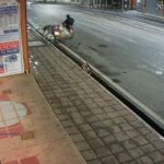 พ่วงข้างใจดำ ชนแล้วหนี หญิงกวาดถนนตัวปลิว อาการปางตาย ไม่ดูดำดูดี