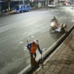 พ่วงข้างใจดำ ชนแล้วหนี หญิงกวาดถนนตัวปลิว อาการปางตาย ไม่ดูดำดูดี