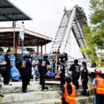 ไฟชอร์ตคนงาน เชื่อมหลังคา สังกะสีพาดสายไฟแรงสูง ไหม้กว่าครึ่งตัว