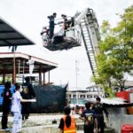 ไฟชอร์ตคนงาน เชื่อมหลังคา สังกะสีพาดสายไฟแรงสูง ไหม้กว่าครึ่งตัว
