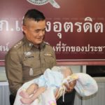ไปเอามาจากไหน! สาววัย 14 อุ้มเด็ก 2 เดือนมาฝาก บอกเดี๋ยวมารับ รอยันเช้าก็ไม่มา