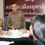 ไปเอามาจากไหน! สาววัย 14 อุ้มเด็ก 2 เดือนมาฝาก บอกเดี๋ยวมารับ รอยันเช้าก็ไม่มา