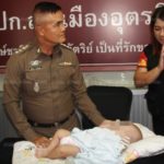 ไปเอามาจากไหน! สาววัย 14 อุ้มเด็ก 2 เดือนมาฝาก บอกเดี๋ยวมารับ รอยันเช้าก็ไม่มา