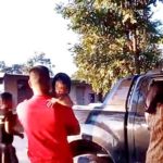 "จอนนี่ มือปราบ" ทุบกระจก ช่วยลูกสาวติดรถยนต์ ชาวเน็ตติงใจเย็นเย็น