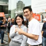 สุดคึกคัก! 'ธนาธร' ขยับอนาคตใหม่บุกย่านสีลม แม่ค้า-ออฟฟิศแห่รับ ไร้ป่วน!
